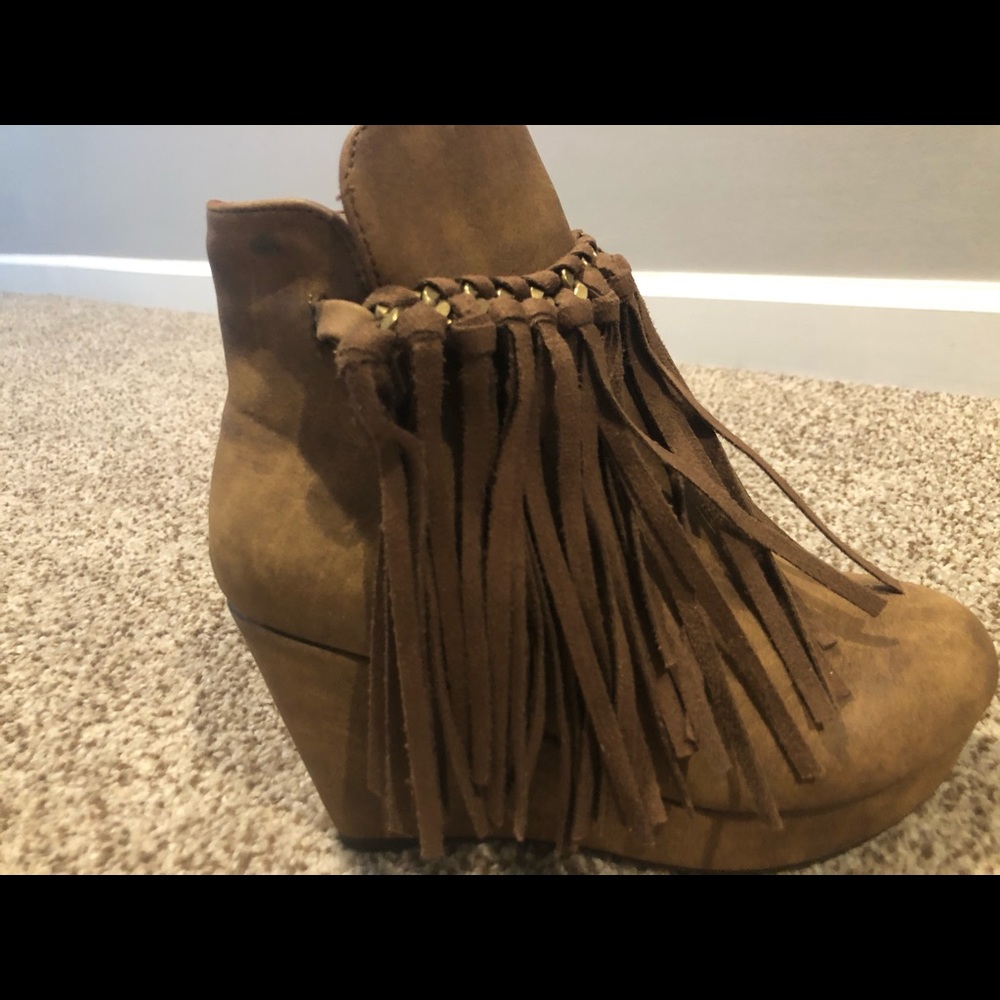 Fringe detailed wedge booties